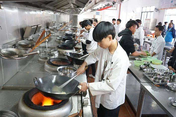 粤菜师傅 罗定“学厨”炒粤菜“烹”出生活好滋味必威 betway必威(图4)
