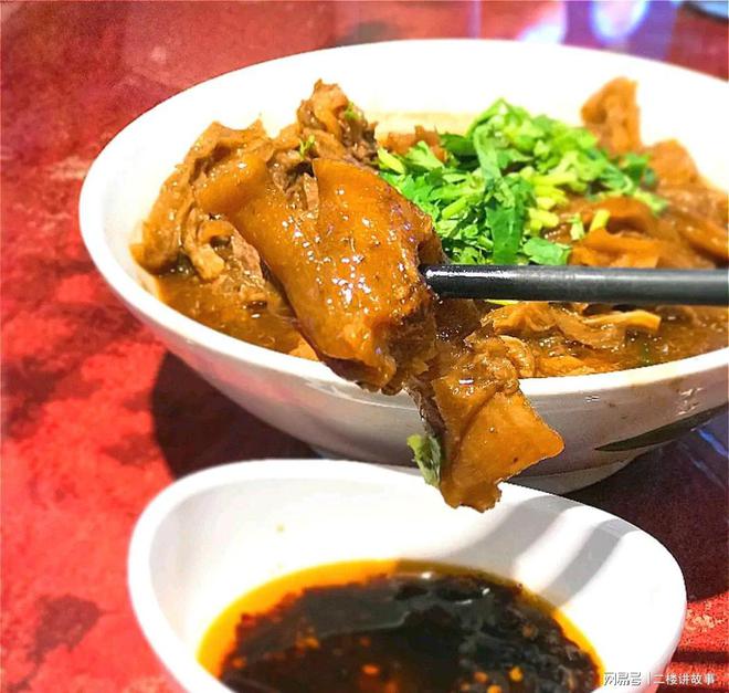 软嫩肥美、酥脆香甜！成都的地道粤菜风味“明星烧鹅”不容错过必威 必威betway(图4)