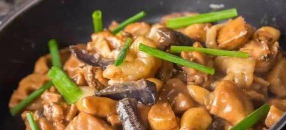 必威 betway必威大厨教你一道“生蚝煲鸡”家常做法舌尖上的广东粤菜(图2)