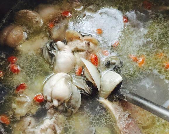 必威 betway必威大厨教你一道“生蚝煲鸡”家常做法舌尖上的广东粤菜(图5)