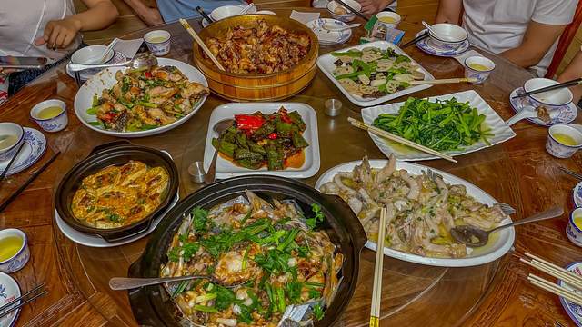 河源旅游舌尖上的乡村美食万绿必威 必威betway湖鱼头很有特色(图13)