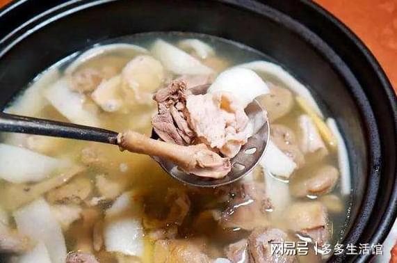 必威 必威betway炖鸡别总傻傻加水煮！粤菜大厨：将水换成“它”鸡肉香嫩入味(图1)