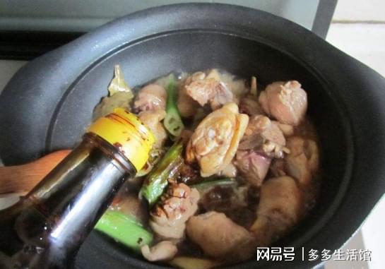 必威 必威betway炖鸡别总傻傻加水煮！粤菜大厨：将水换成“它”鸡肉香嫩入味(图3)