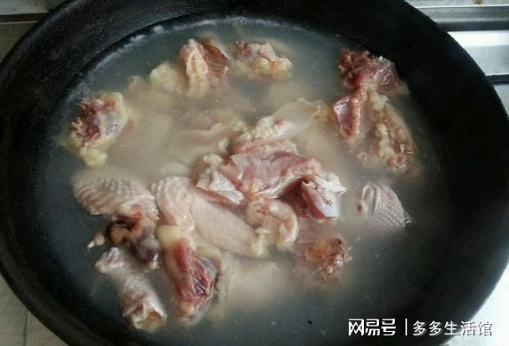 必威 必威betway炖鸡别总傻傻加水煮！粤菜大厨：将水换成“它”鸡肉香嫩入味(图2)