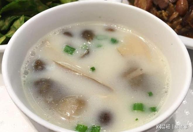 为什么广东人炖的汤如此美味？粤菜大厨：牢记6点想不好喝都难必威 必威betway(图1)