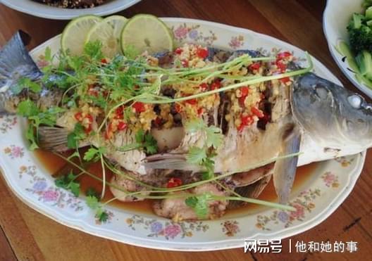 粤菜大厨：“蒸鱼”的6个错误做法不懂你的鱼白蒸了必威 必威betway(图5)