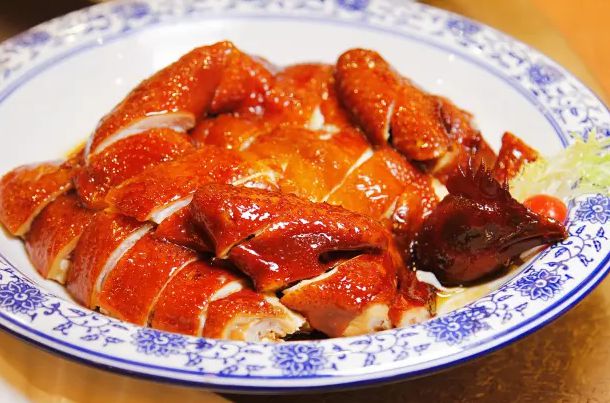 粤菜传统名菜酱油鸡操作非常简单在家里面就可以制作必威 betway必威(图1)