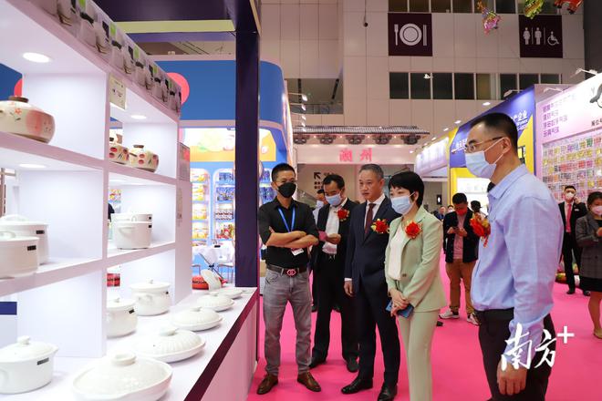 为必威 必威betway期4天！“中国食品名城·潮州专馆”首次亮相深圳礼品展(图2)