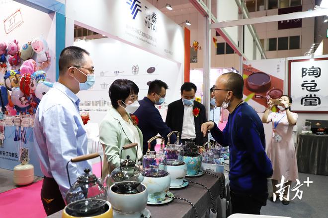 为必威 必威betway期4天！“中国食品名城·潮州专馆”首次亮相深圳礼品展(图4)