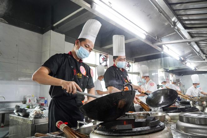 视频｜佳肴里的禅城特色！禅城区“粤菜师傅”职技竞赛迎必威 betway必威巅峰对决(图1)