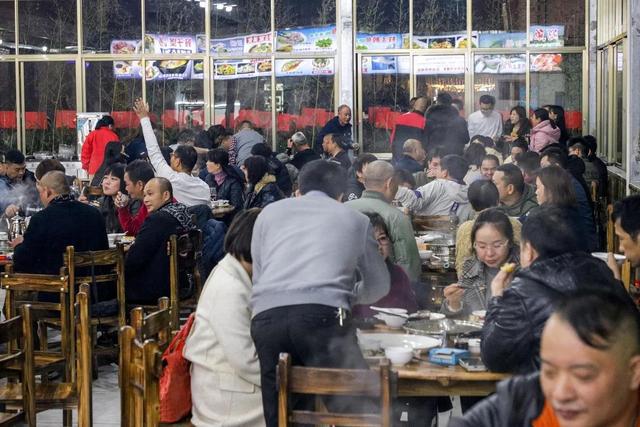 盐步必威 betway必威有间传统粤菜农庄凭经典鲮鱼宴出名街坊排起长龙来吃(图1)