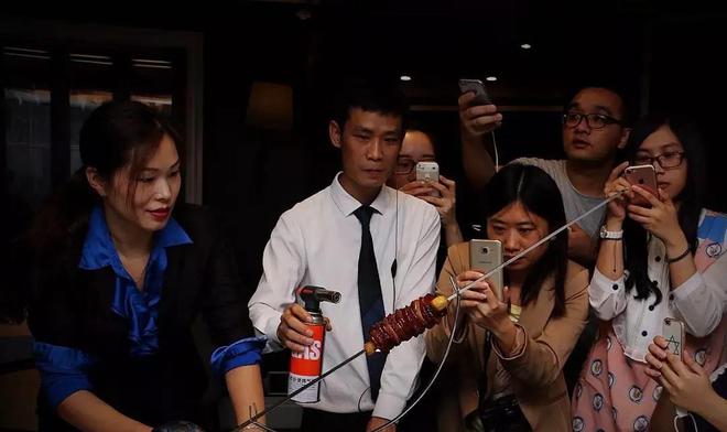 颂必威 betway必威 吃个饭还得美女仗剑出场商家真会玩(图14)