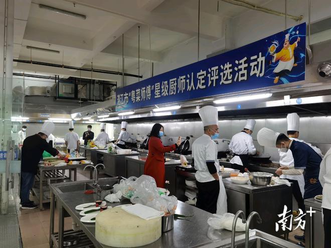 “多味”金鲳鱼！湛江一至三星必威 betway必威级粤菜师傅评选现场直击(图1)