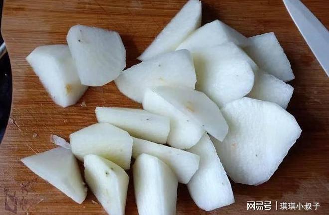 必威 betway必威广东人用白萝卜做汤为啥这么鲜美好喝？原来做法有诀窍明白了(图1)