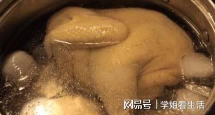 粤菜白切鸡最正宗的必威 betway必威做法多加这个“步骤”不仅好吃还特别入味(图2)