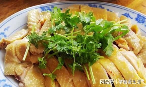 粤菜白切鸡最正宗的必威 betway必威做法多加这个“步骤”不仅好吃还特别入味(图1)