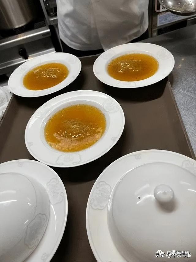 梁朝伟现身东京新桥吃高档必威 必威betway粤菜还与厨师合影(图1)