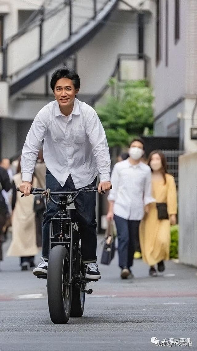 梁朝伟现身东京新桥吃高档必威 必威betway粤菜还与厨师合影(图3)