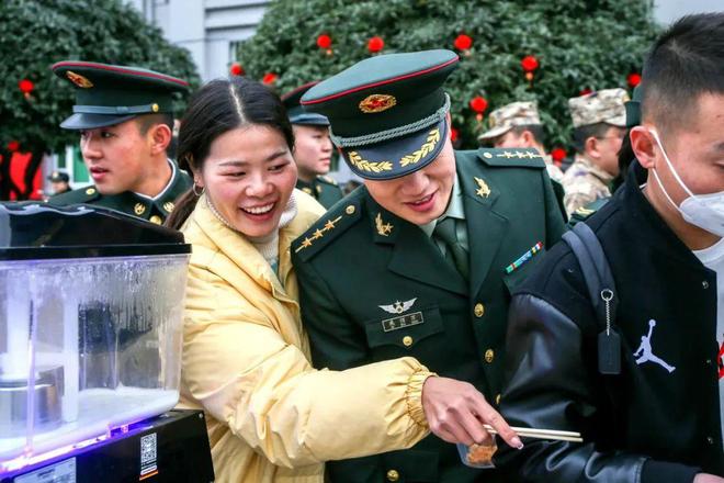 今天打卡军营美食必威 必威betway街！(图2)