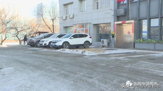 再现“占车位”商家！饭店“私划”公共车位居民反映停必威 betway必威车难(图3)