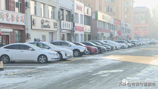 再现“占车位”商家！饭店“私划”公共车位居民反映停必威 betway必威车难(图4)