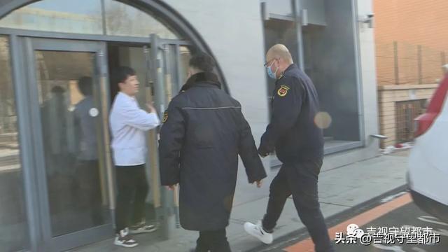 再现“占车位”商家！饭店“私划”公共车位居民反映停必威 betway必威车难(图6)