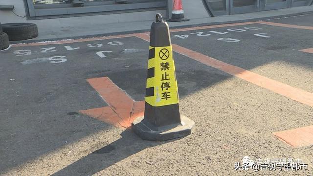 再现“占车位”商家！饭店“私划”公共车位居民反映停必威 betway必威车难(图5)