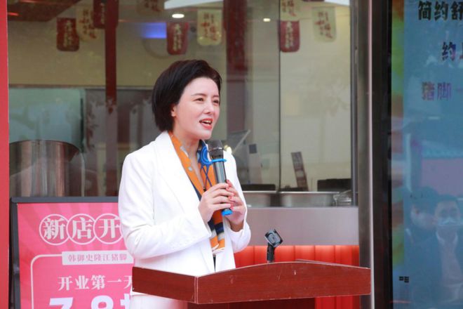 【粤菜师傅】推动“粤菜师傅”高质量发展 “隆脚”品牌形象店落地必威 必威betway(图2)