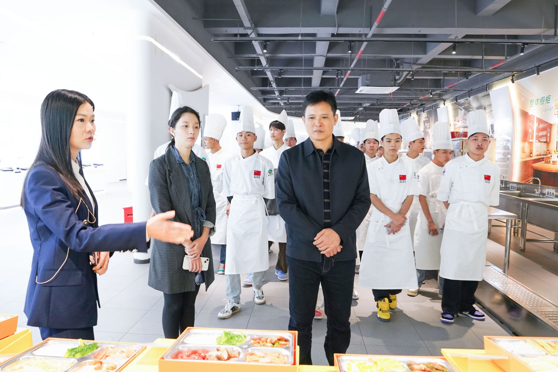 百色学子抵深学做粤菜深百协作“粤菜师傅”再添新成员必威 betway必威(图2)