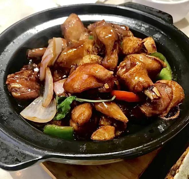 西门口人气粤菜「六浦佳厨」35折开饭！138元：台式三杯鸡必威 betway必威+珍菌爆牛肉+捞起鱼片6道招牌菜！街坊一致好评！(图1)