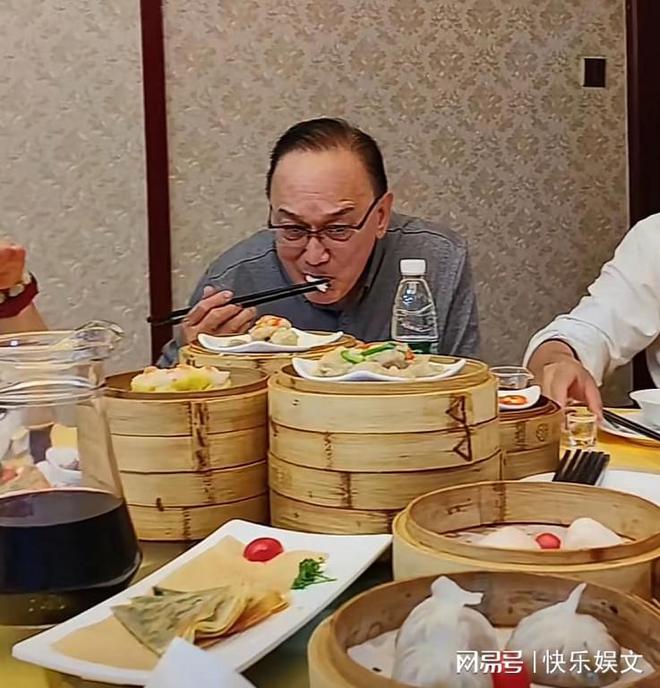 必威 必威betway76岁黄一飞现身高档餐厅请客！满桌子粤菜佳肴与曹查理开怀畅饮(图2)
