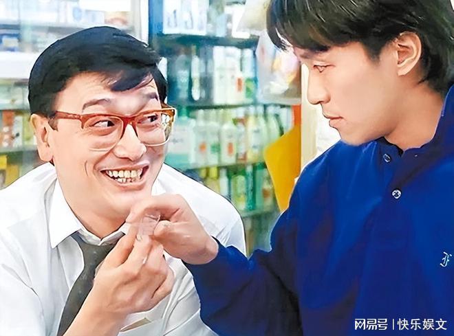 必威 必威betway76岁黄一飞现身高档餐厅请客！满桌子粤菜佳肴与曹查理开怀畅饮(图3)
