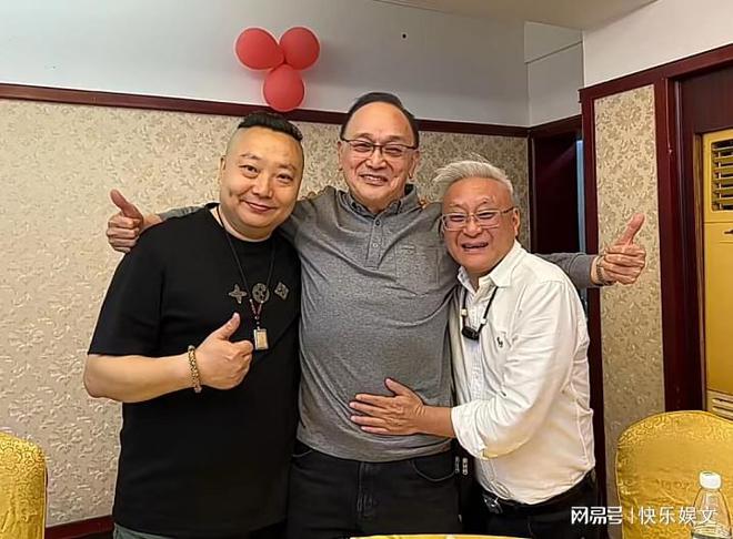 必威 必威betway76岁黄一飞现身高档餐厅请客！满桌子粤菜佳肴与曹查理开怀畅饮(图4)