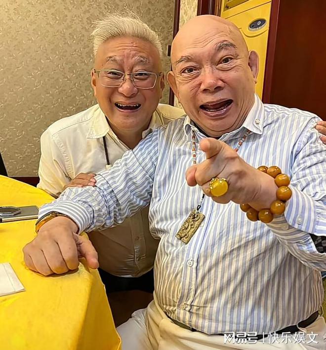 必威 必威betway76岁黄一飞现身高档餐厅请客！满桌子粤菜佳肴与曹查理开怀畅饮(图5)