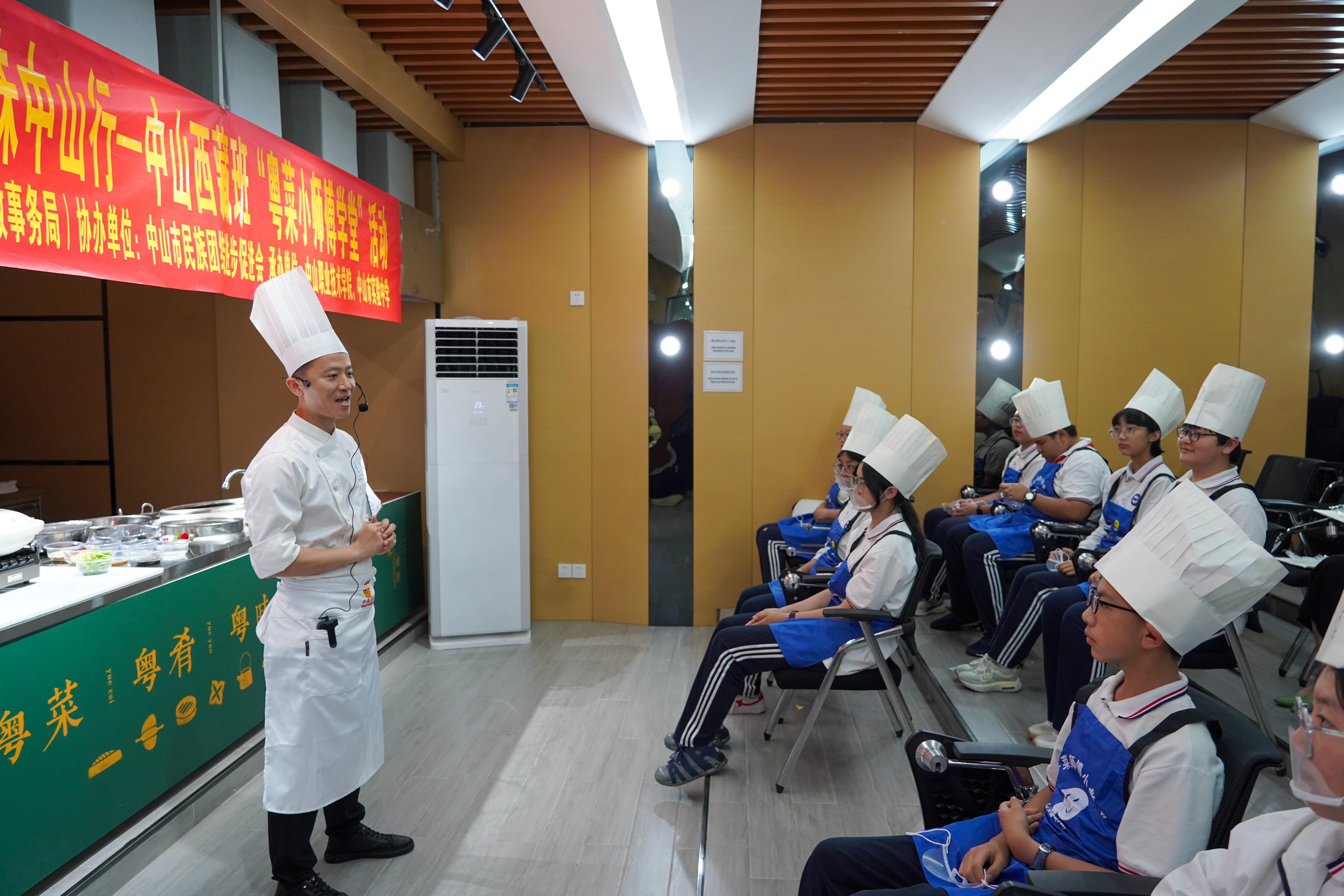 中山西藏生化身“粤菜小师傅”看他们一必威 必威betway展厨艺→(图1)