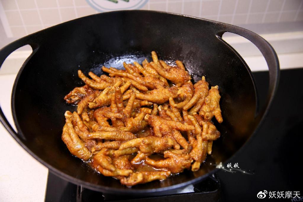 虎皮凤爪这样必威 必威betway做酥烂脱骨满口留香不愧是粤菜招牌(图1)