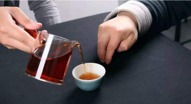 广东独特餐桌文化：在餐桌上做出这四种行为十有八九是广东人必威 必威betway(图5)