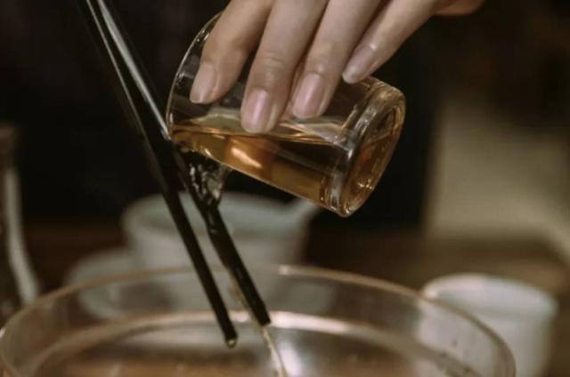 广东独特餐桌文化：在餐桌上做出这四种行为十有八九是广东人必威 必威betway(图2)