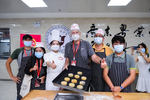 必威 必威betway外国友人向“粤菜师傅”学做广东月饼(图1)