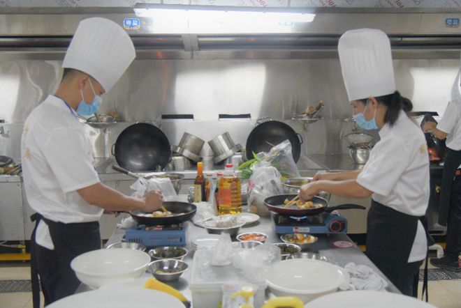 必威 必威betway煎炒蒸煮油盐酱醋中山“粤菜师傅”现场烹饪比拼厨艺(图2)