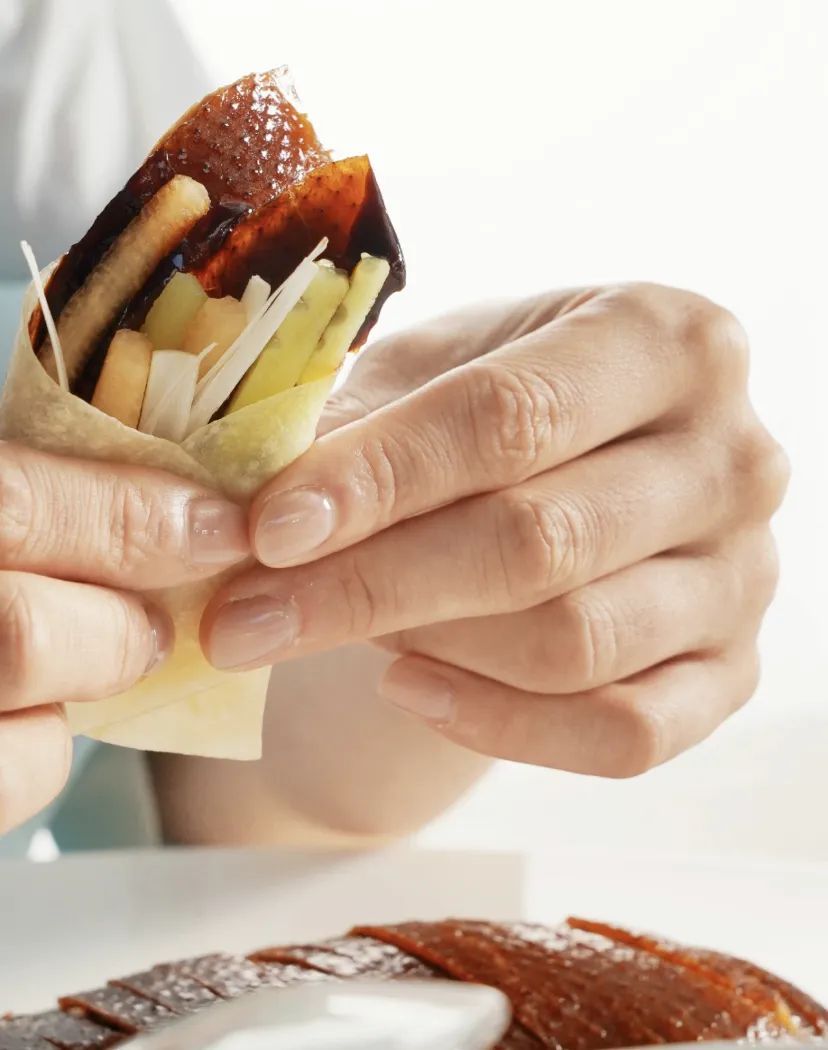 看名厨如何打造招牌菜：阿必威 必威betway一鲍鱼、大董酥不腻烤鸭、段誉熟醉蟹(图3)