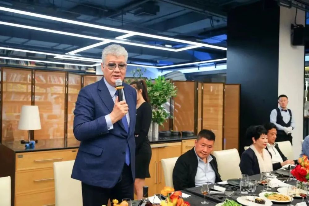 看名厨如何打造招牌菜：阿必威 必威betway一鲍鱼、大董酥不腻烤鸭、段誉熟醉蟹(图2)