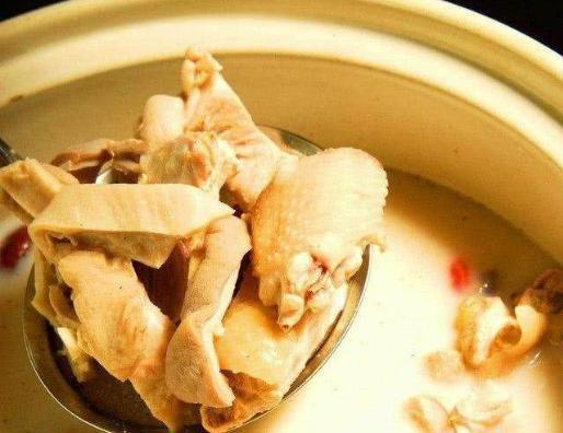 必威 betway必威这道广东的客家特色菜大名叫“猪肚包鸡”小名叫“凤凰投胎”(图2)