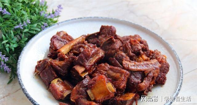 必威 必威betway东北普通人家的年夜饭过年家的味道传统菜肴不能少下酒菜多(图1)