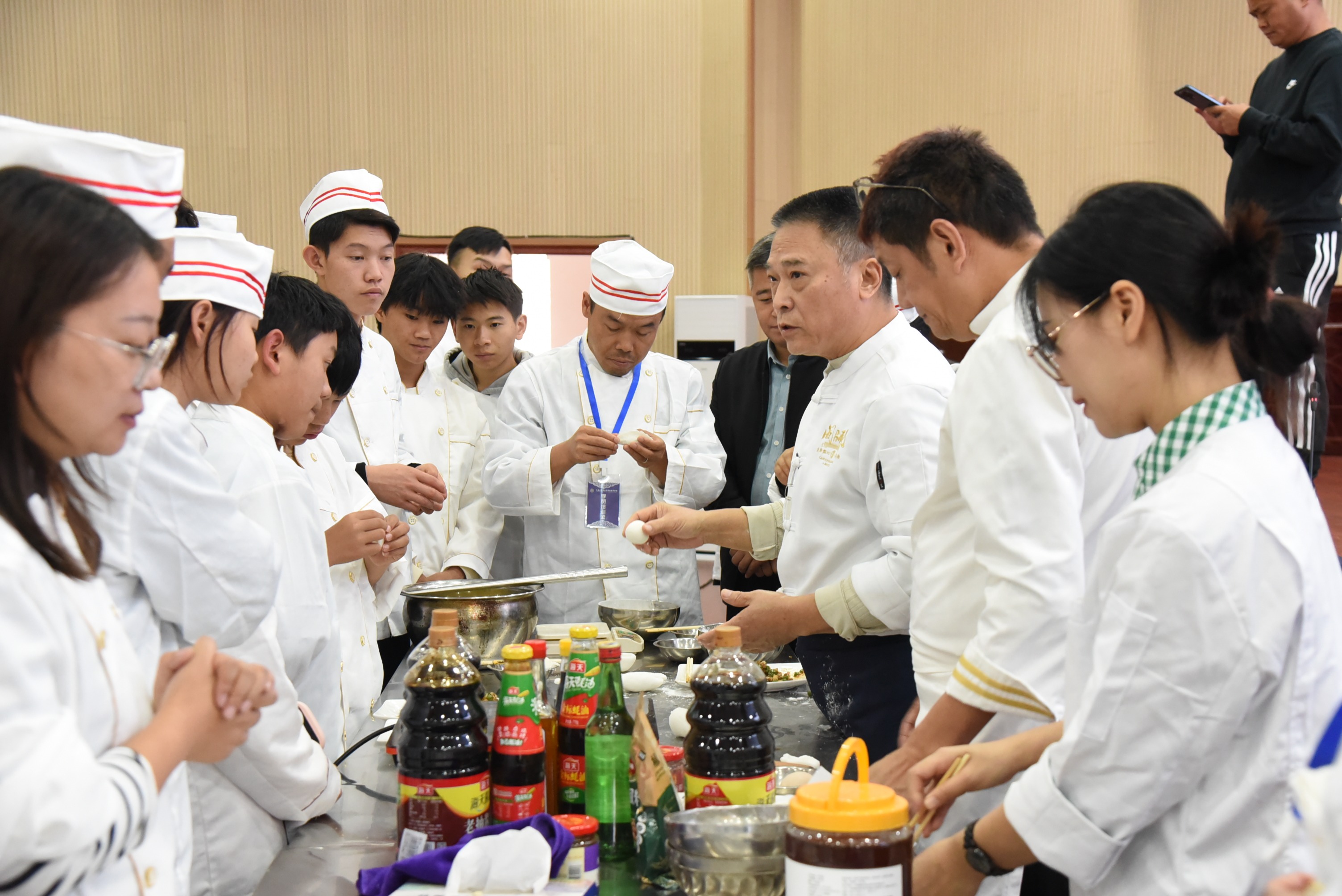 中山“粤菜师傅”入黔传授厨艺拓宽“凉都”群众就业路必威 betway必威(图3)
