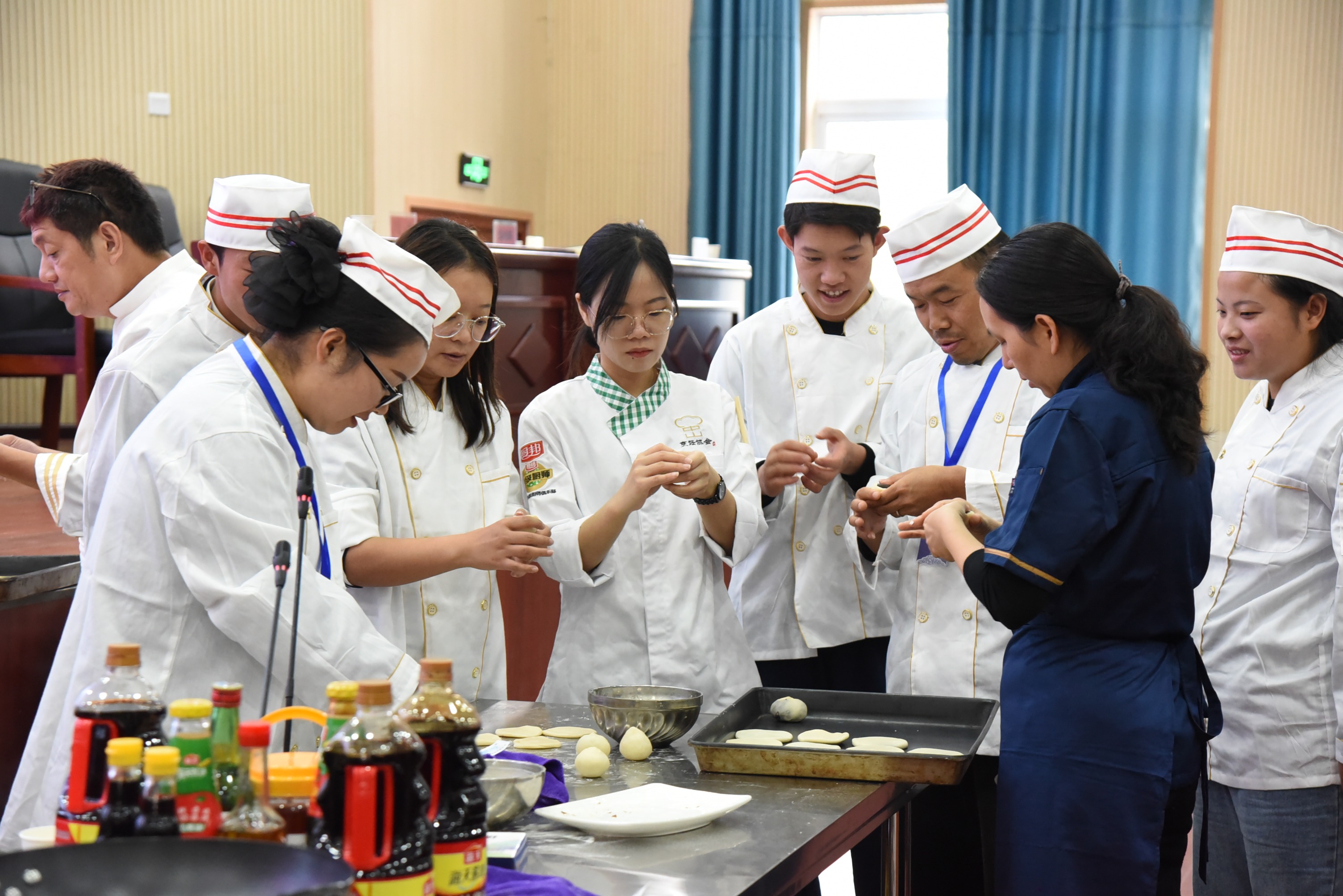 中山“粤菜师傅”入黔传授厨艺拓宽“凉都”群众就业路必威 betway必威(图4)