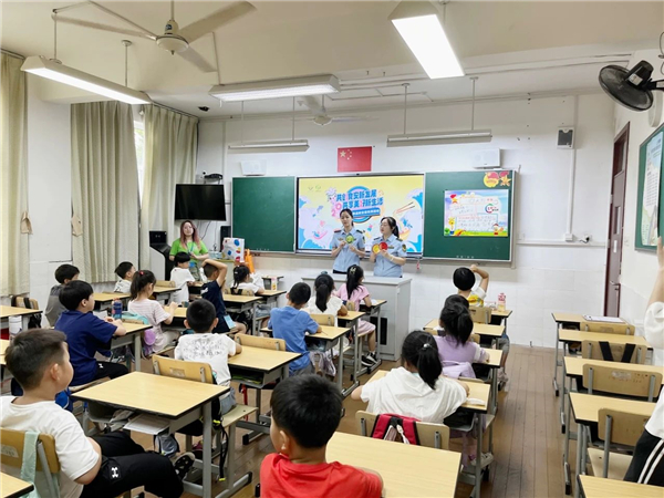 必威 必威betway守护居民“舌尖上的安全”长宁区仙霞新村街道开展食品安全宣传周系列活动(图1)