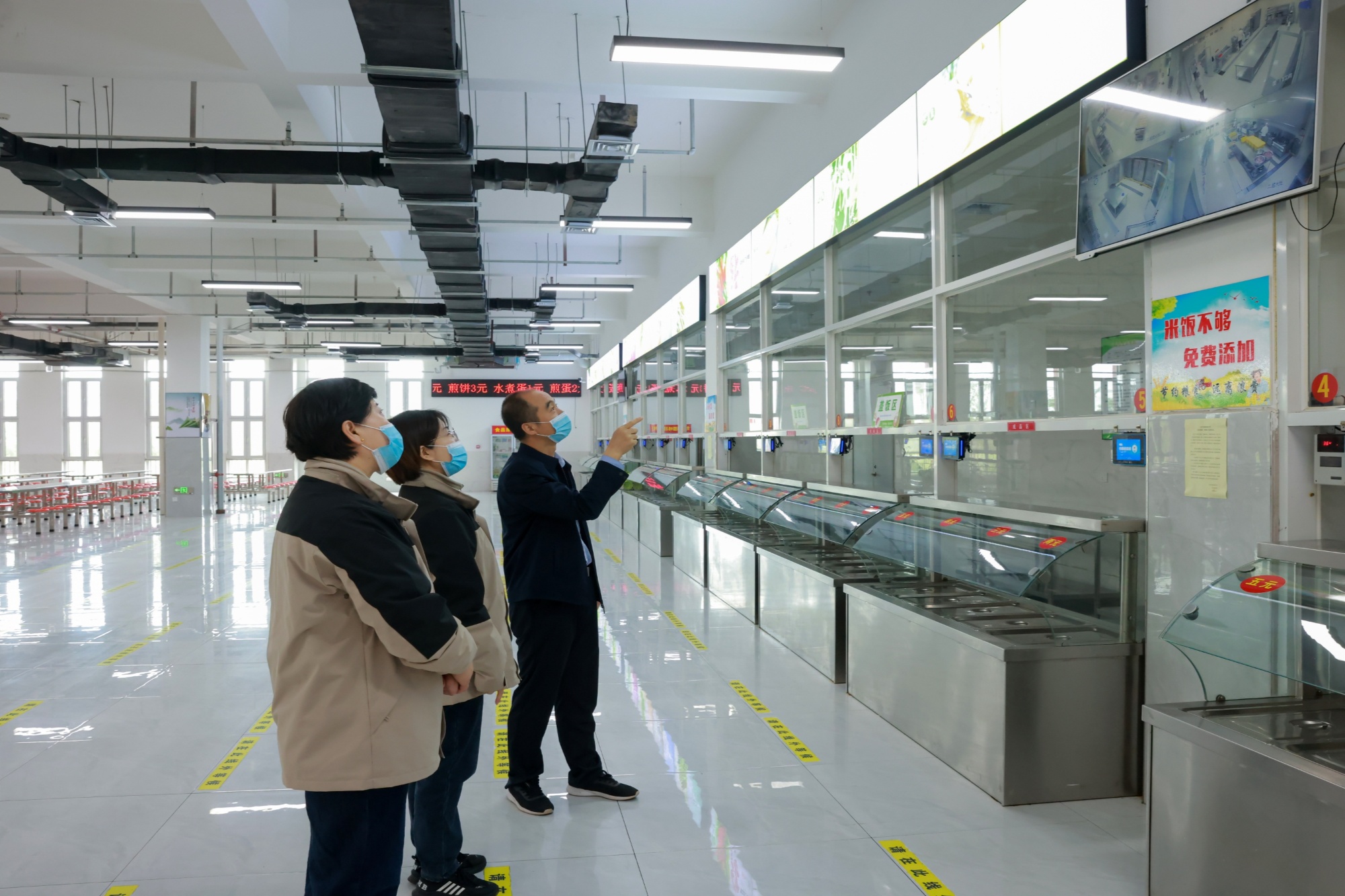 必威 必威betway河北定兴：“智慧监管”守护校园食品安全(图2)