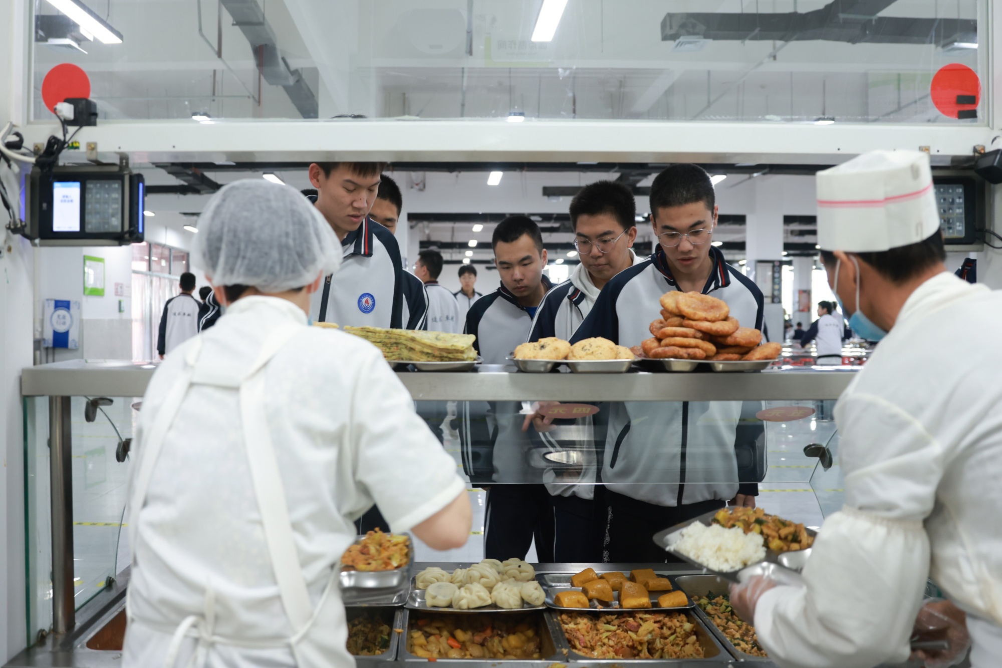 必威 必威betway河北定兴：“智慧监管”守护校园食品安全(图4)