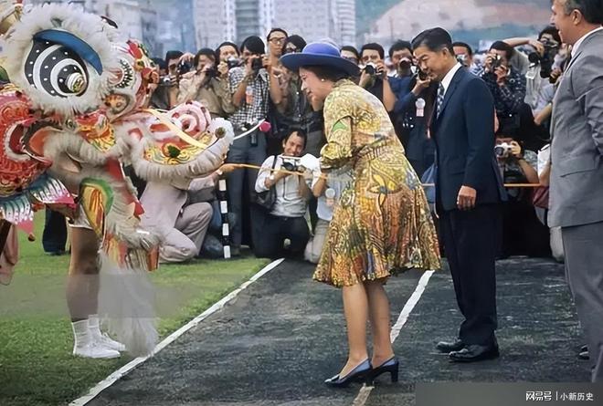 1986必威 betway必威年英女王访家向借车：用完后不用还了(图5)